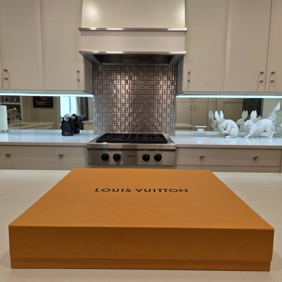 🔥Louis Vuitton Signature  Large Magnectic Closure Orange Packaging - Picture 2 of 14